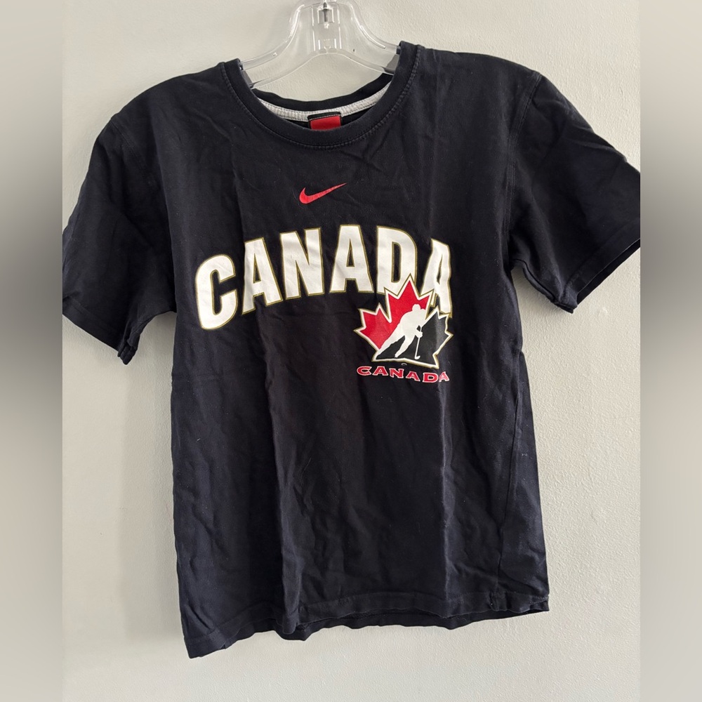 Nike Kids' Canada Hockey Graphic Tee Black/Red Youth Medium Sports